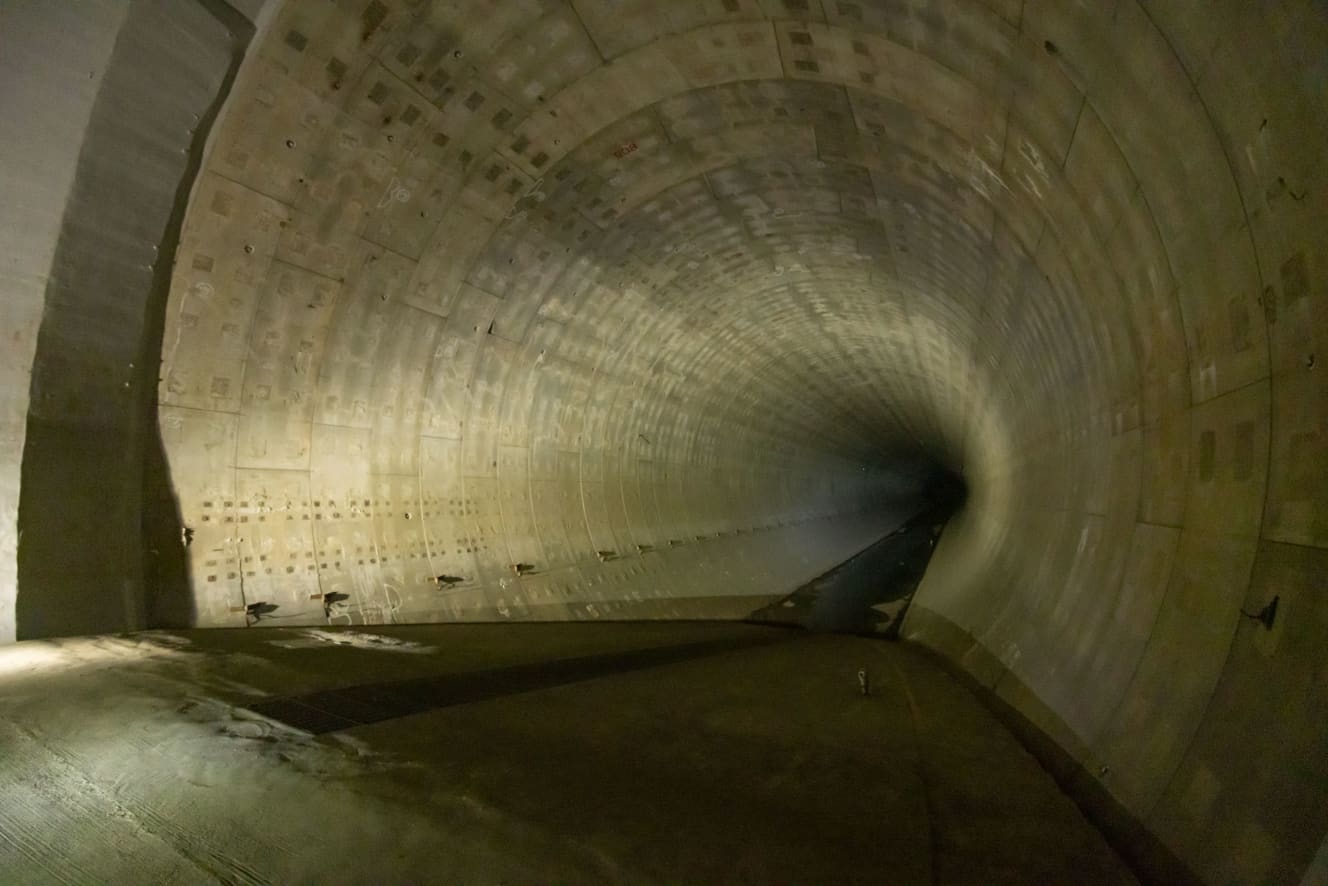 連絡管の突き当りにあるトンネル式の地下調節池。北に約3.5km、南に約１km伸びている。写真は北側。令和元年（’20年）の台風19号の時は９割ほど溜まった