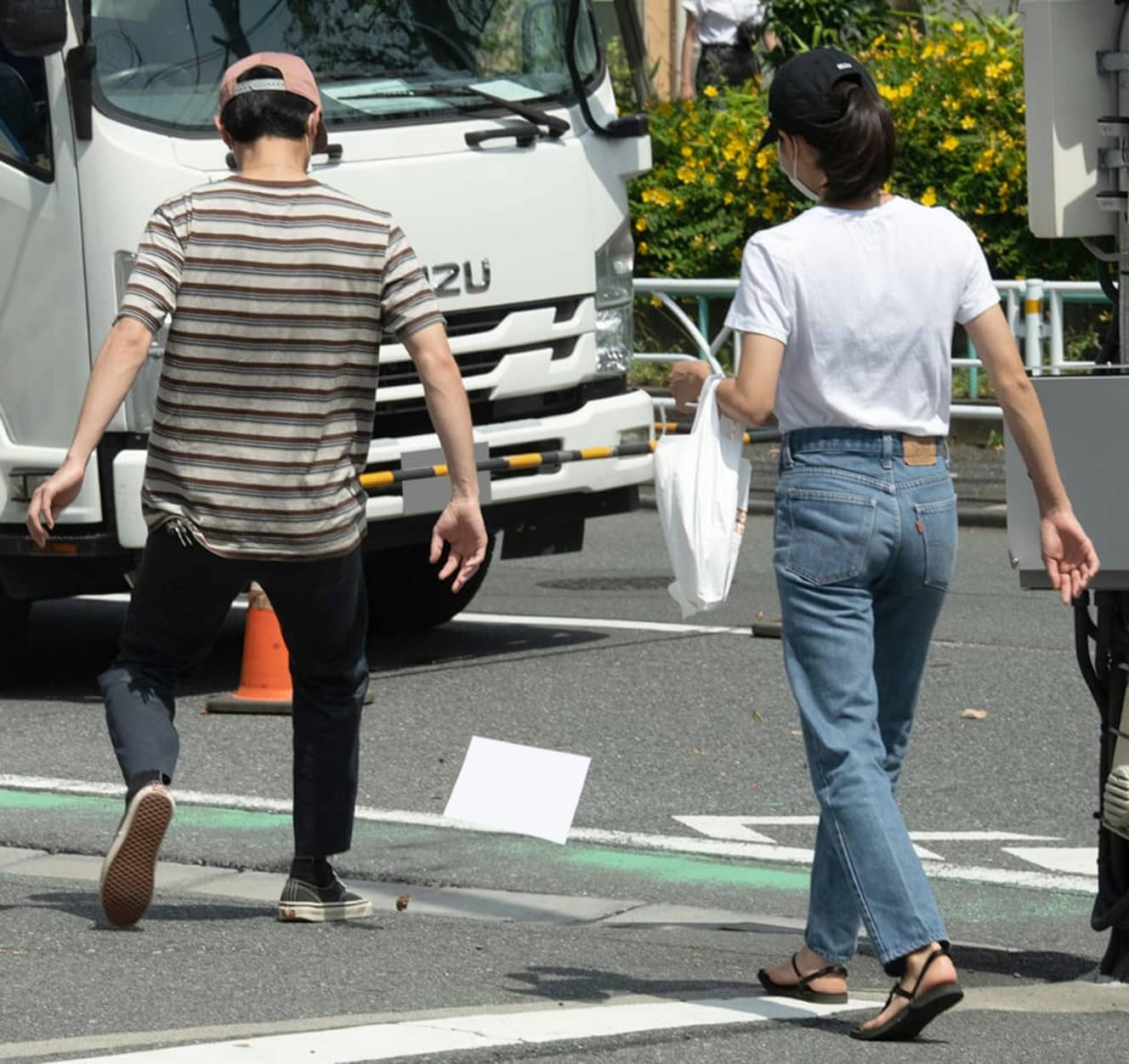 黒島が手にもっていたコピーが風で飛ばされてしまう。とっさに追いかける高良