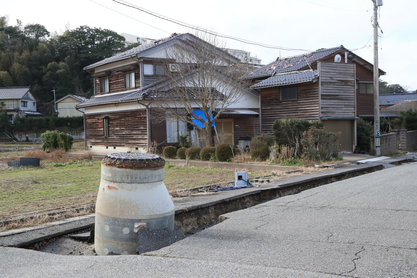 能登半島のあちこちの街でマンホールが隆起し上下水道が完全に機能停止してしまっている