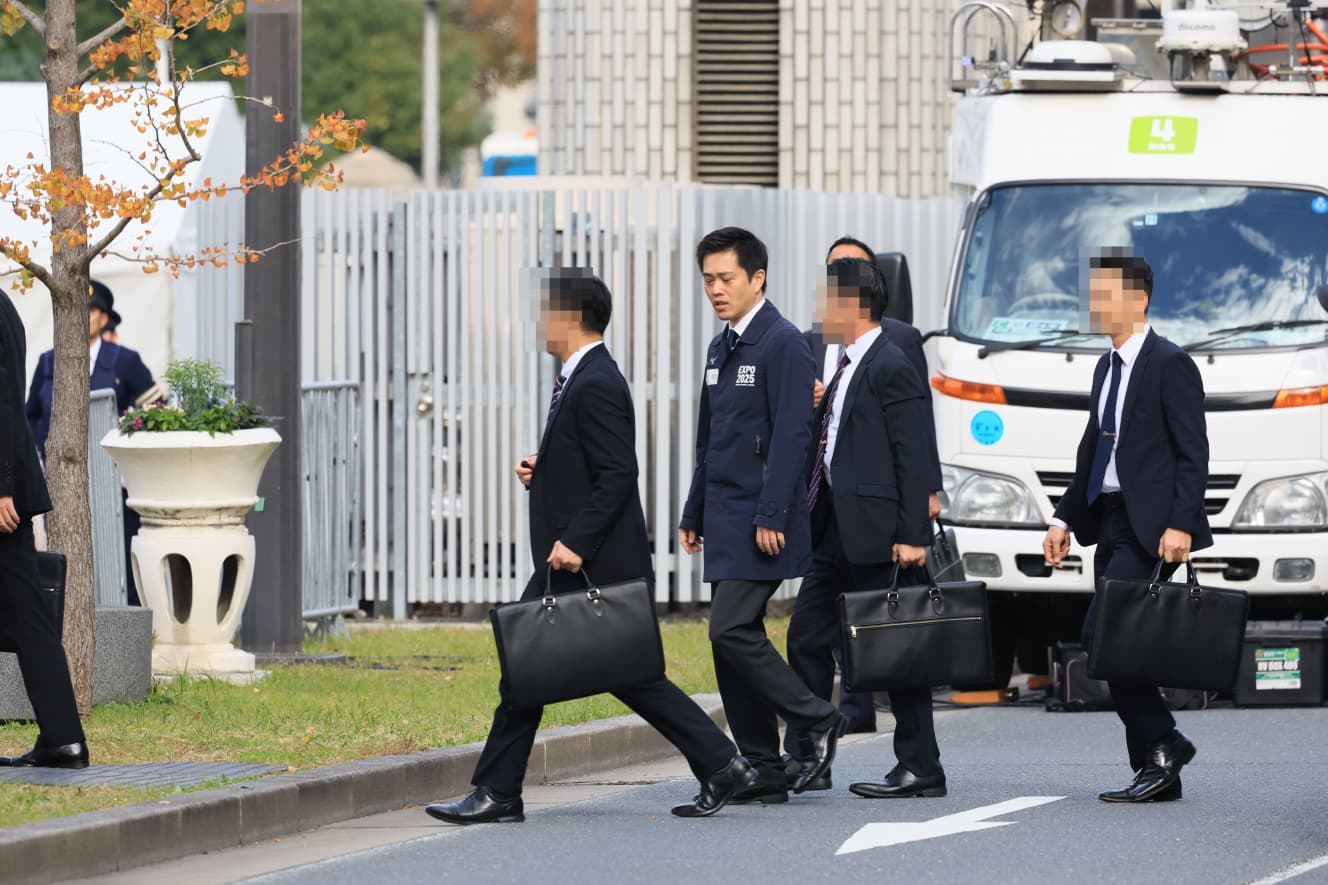 阪神オリックス優勝パレードの際にも万全の警護体制が敷かれ、四方には警護員が張り付いていた