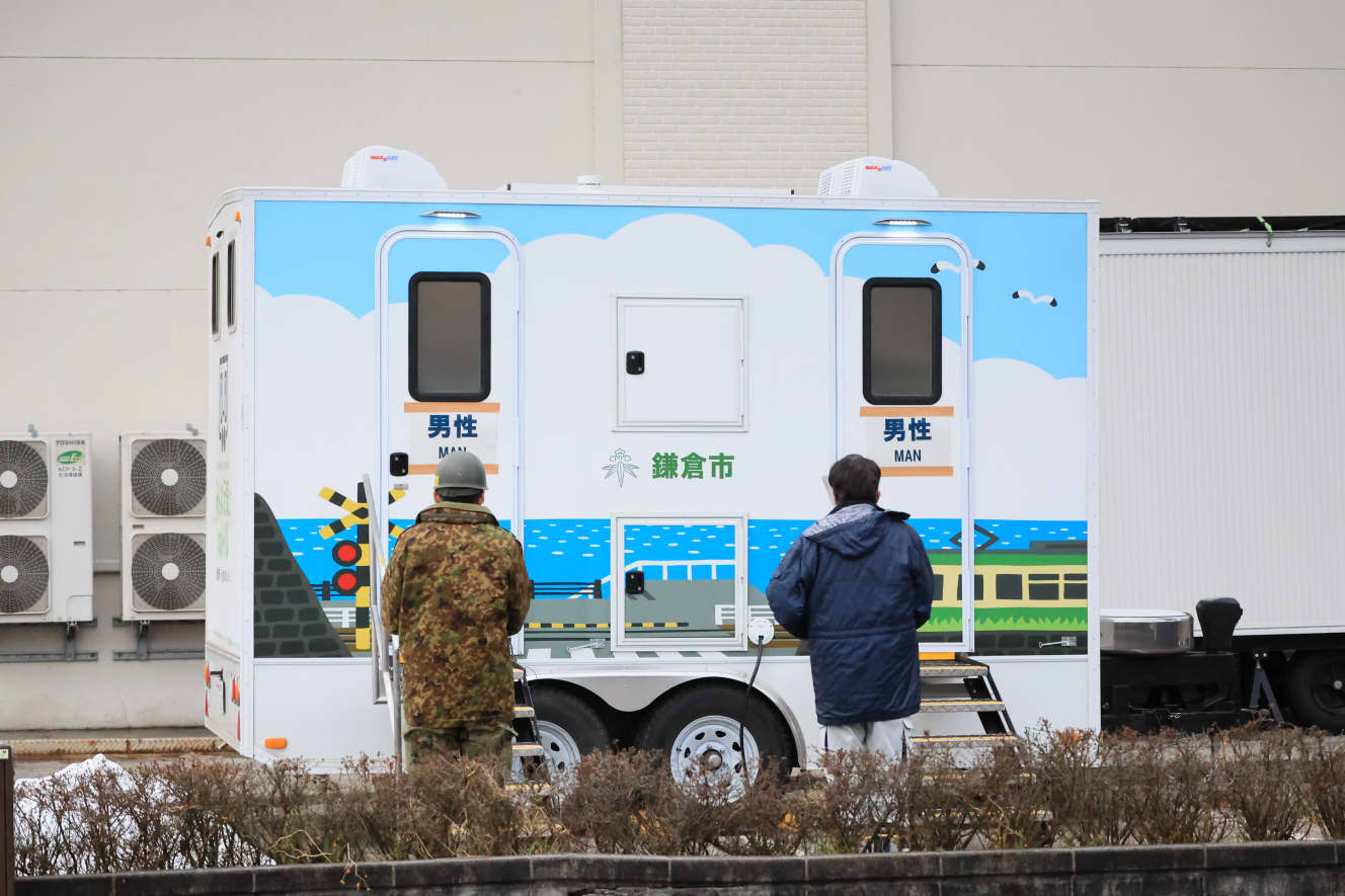 鎌倉市よりやってきたトイレトレーラー。自衛官と自治体職員が利用者の誘導を行っていた