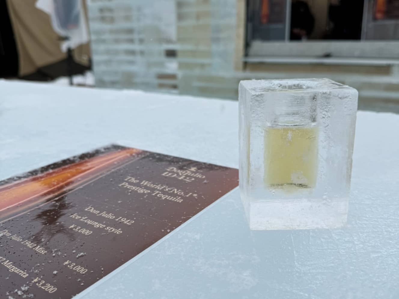 「Ice Lounge by Don Julio 1942」では氷のバーカウンターでスーパープレミアムテキーラ「ドン・フリオ1942」（3000円）が味わえる（ディアジオ ジャパン・プレスリリースより）