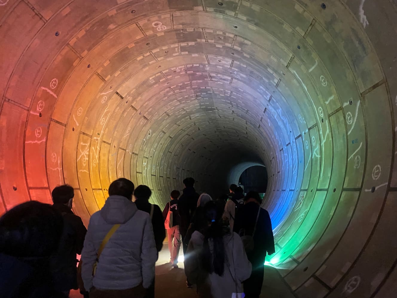 カラフルなライトで照らされた地下調節池へと続く連絡管（PHOTO:東京都建設局提供）