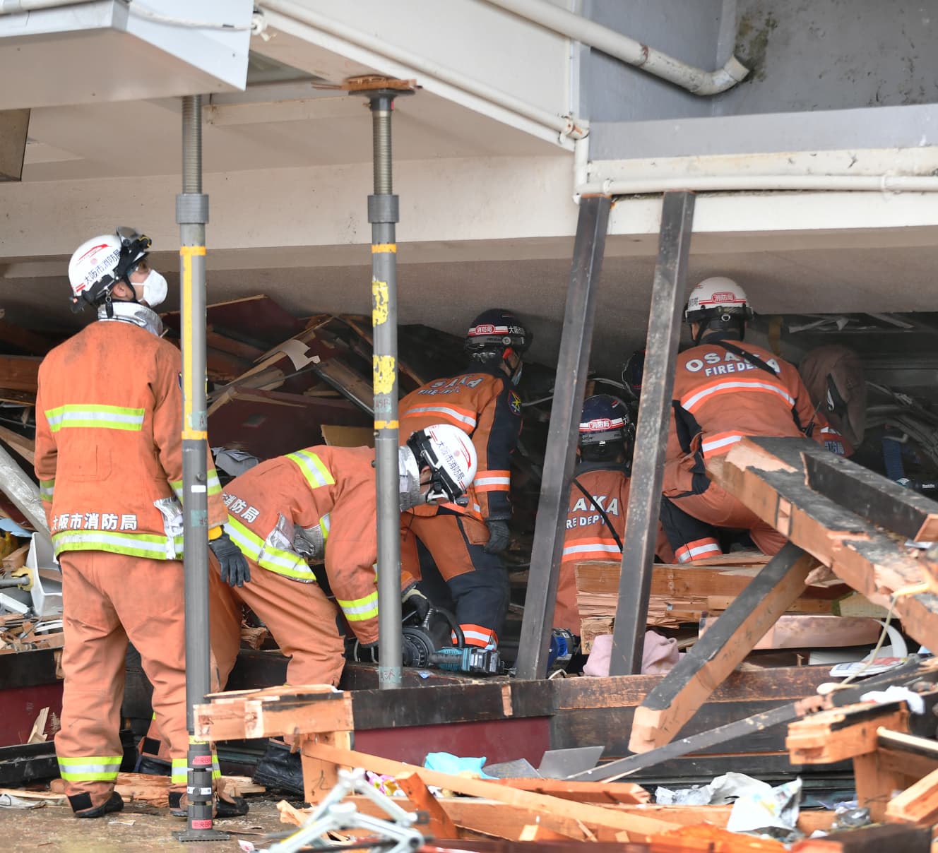 倒壊したビルの下敷きになった女性の救助活動が度重なる余震で中断を余儀なくされるなど、捜索は困難を極めた