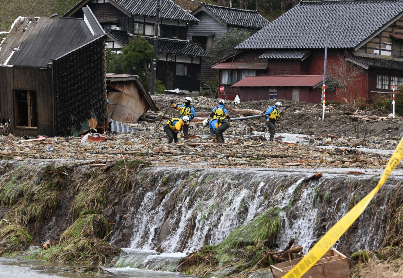 土砂ダムの水が溢れ滝のようになった集落