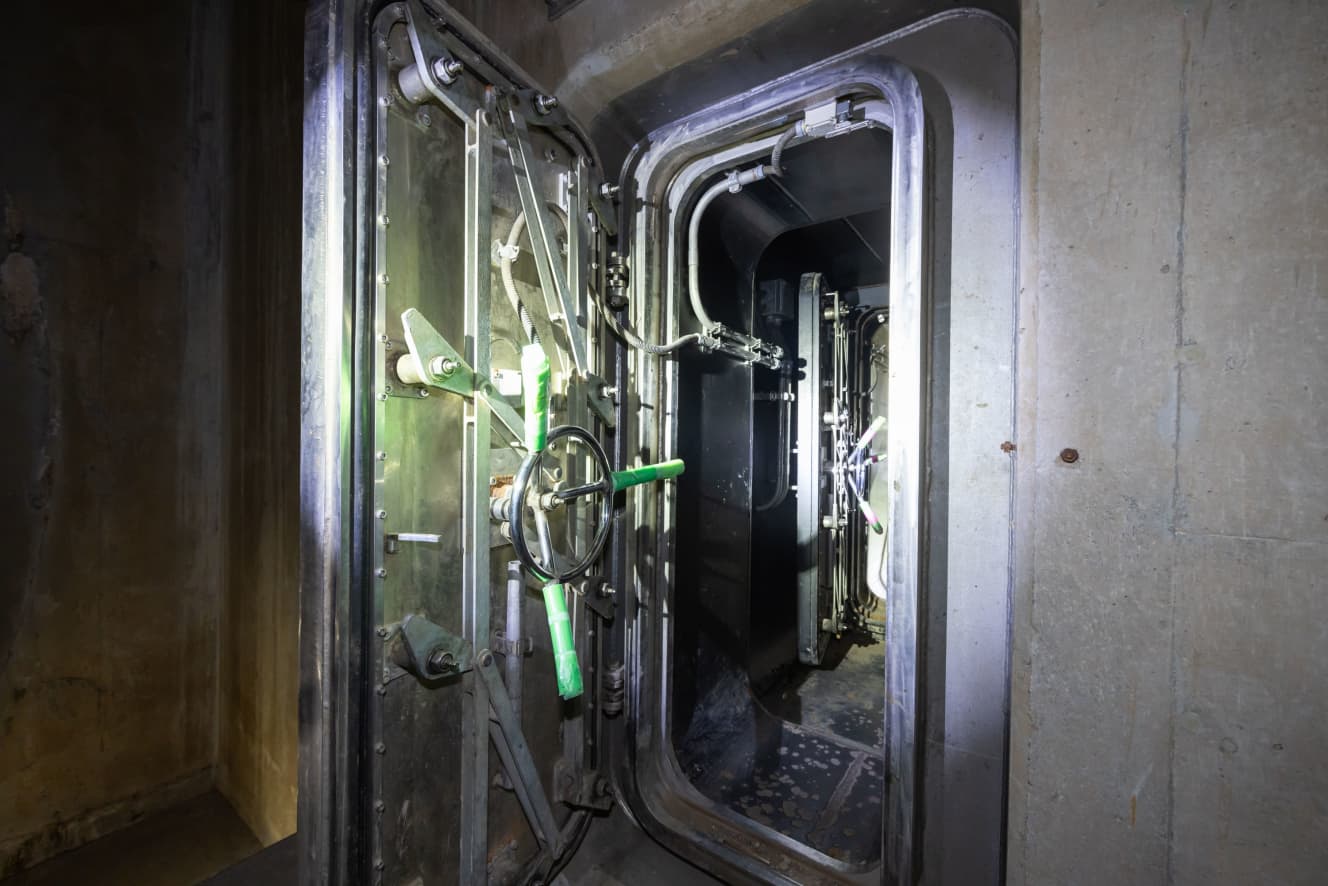 エレベーターで地下43ｍに降りた場所にある水密扉