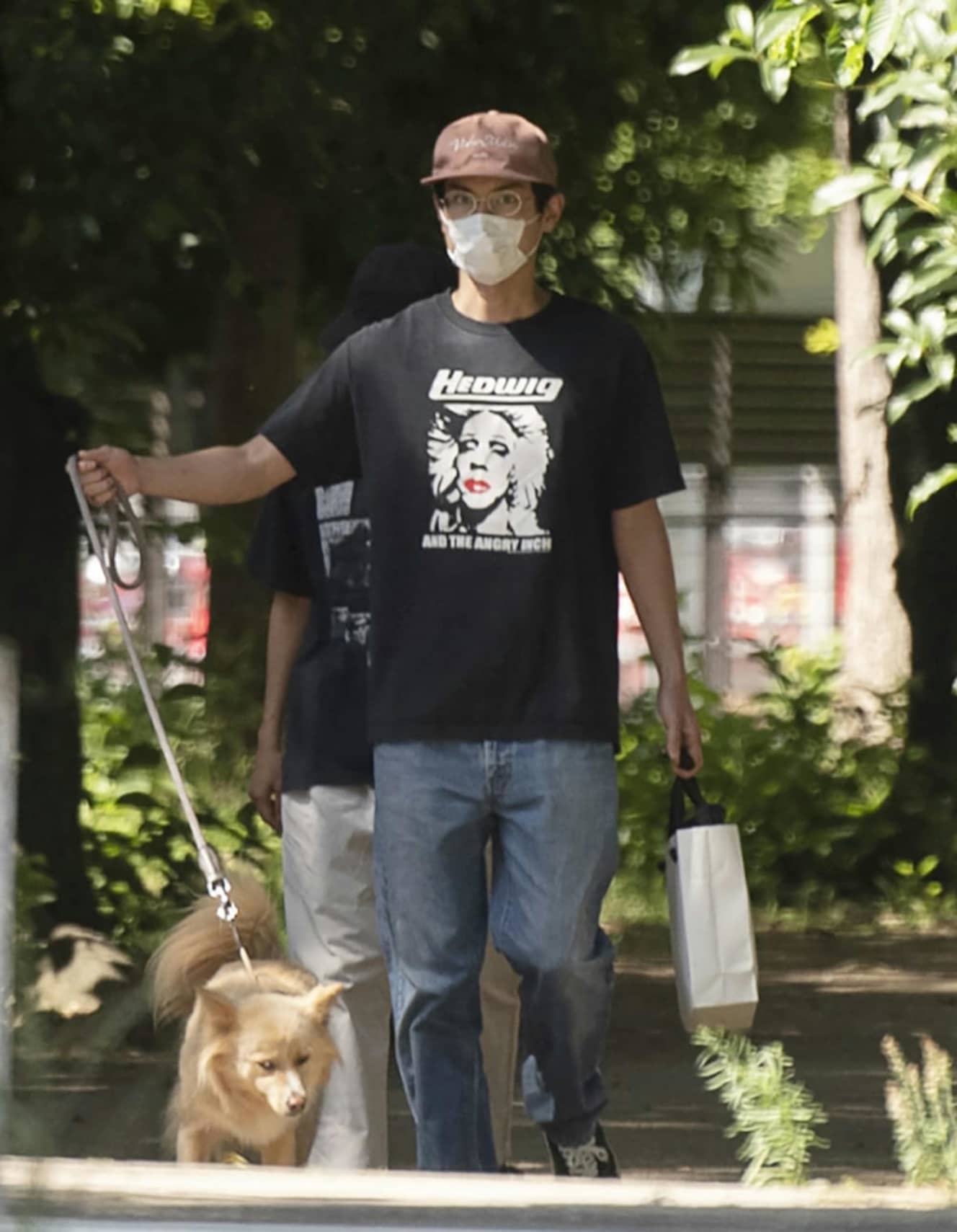 黒島の愛犬を散歩させていた高良（’20年７月３日号)