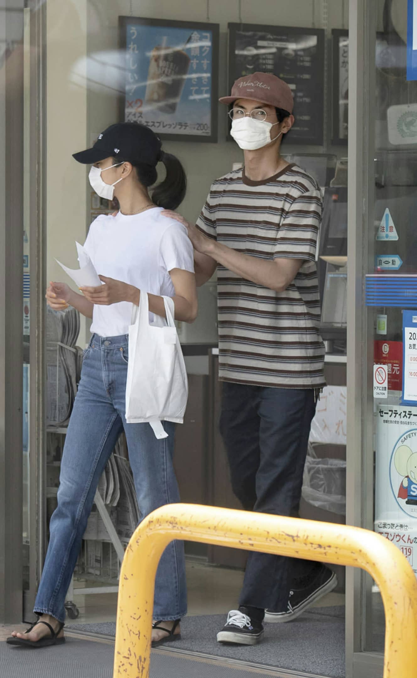 コンビニでは何かの申請に使うのか黒島が運転免許証や通帳などをコピーしていた（’20年７月３日号）