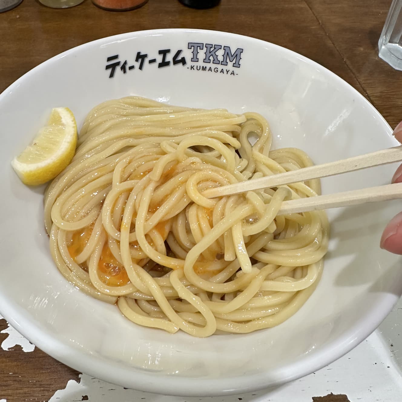 コシのある麺は冷水でギュッと締められ、ワイルドな歯ごたえ