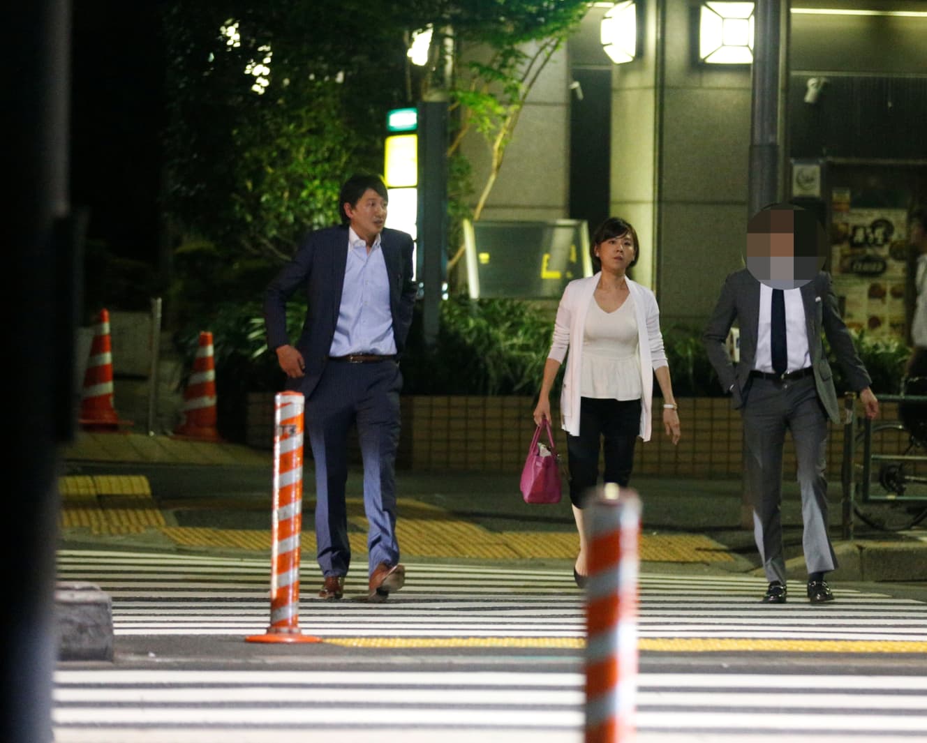 とある夜、青井アナと高橋真麻アナ（42）ともう１人の男性が都内の寿司店で食事をしているところを発見。店を出た３人は普通に歩いていたが……（’15年７月17日号）