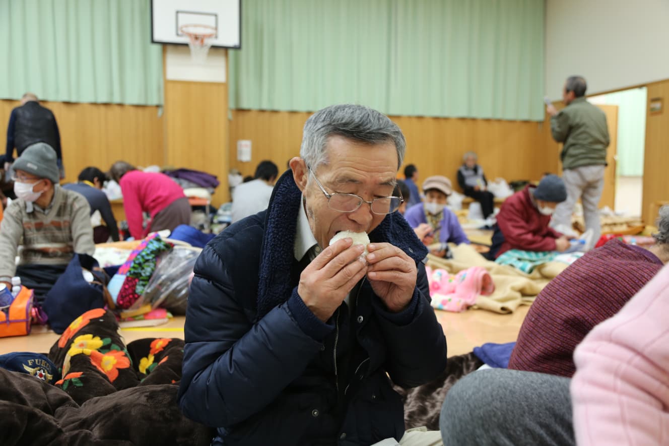 輪島市の避難所では食料が支給されていた