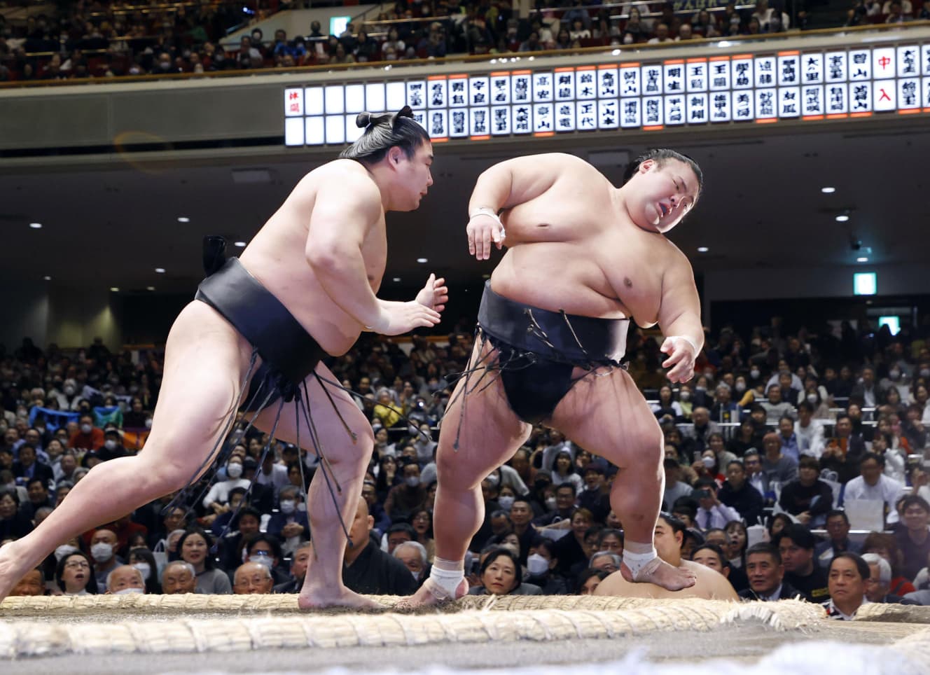 １月16日の初場所３日目、若本春に敗れた大関貴景勝。この後、休場が発表された（共同通信社）