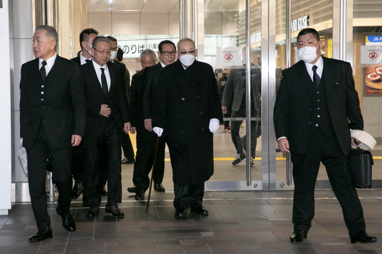 東京駅に降り立った髙山若頭。出迎えた組員たちが周囲を警戒している。平日の真っ昼間だったが、現場は異様な緊張感に包まれた