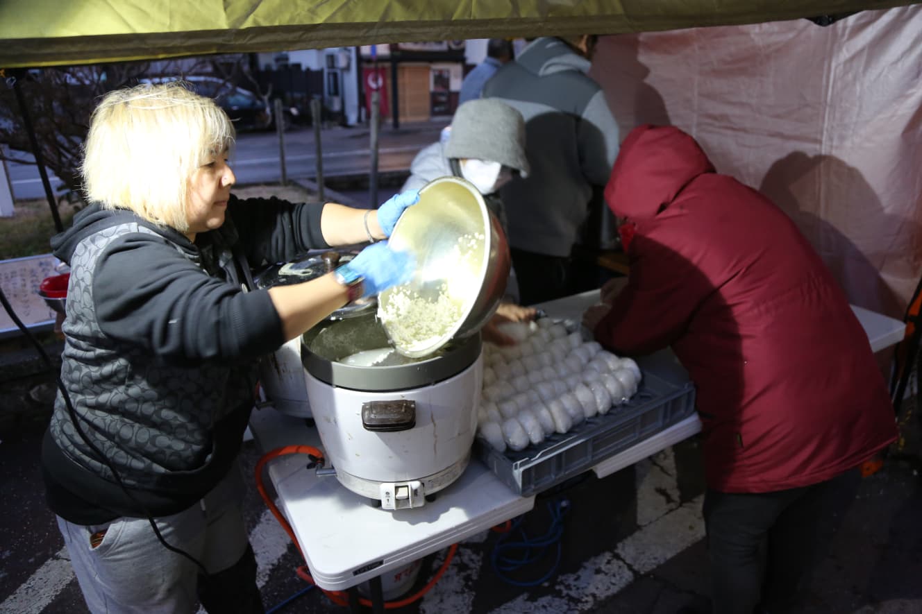 避難所では市の職員やボランティアによる炊き出しが行われた