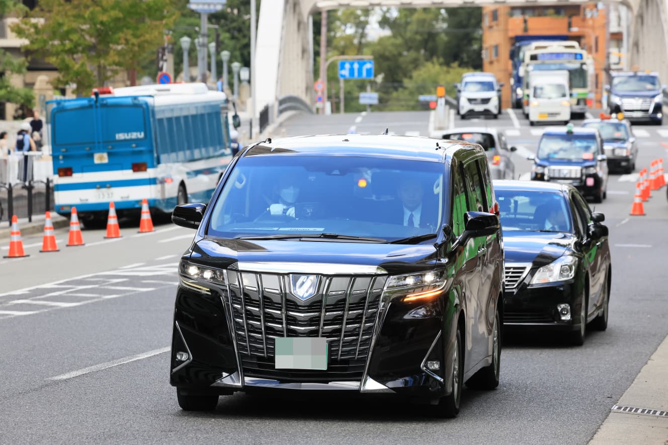 知事が車両で移動する際も覆面パトカーが後方にピッタリと随行する。写真は他の要人の車列だ