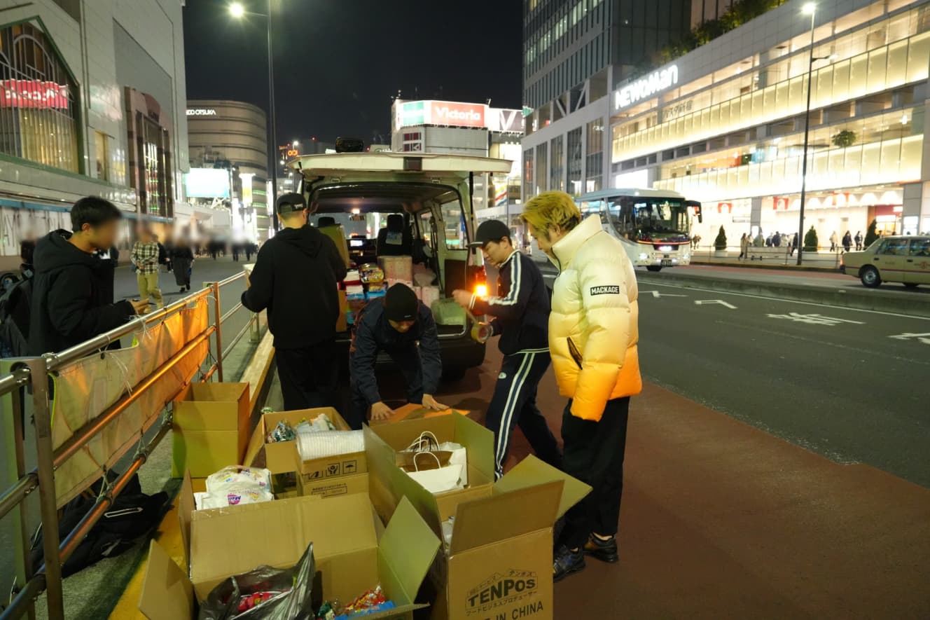 ダンボールに中身を書くのがいいと聞き、書き込むフナイム氏とガッツchの中島氏