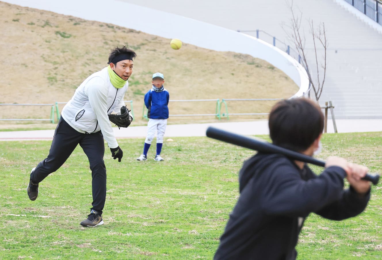 ムネリンは投手専任。「速球もカーブもスライダーも投げますよ。子供たちは大喜び。しかも打ち返しますから！」