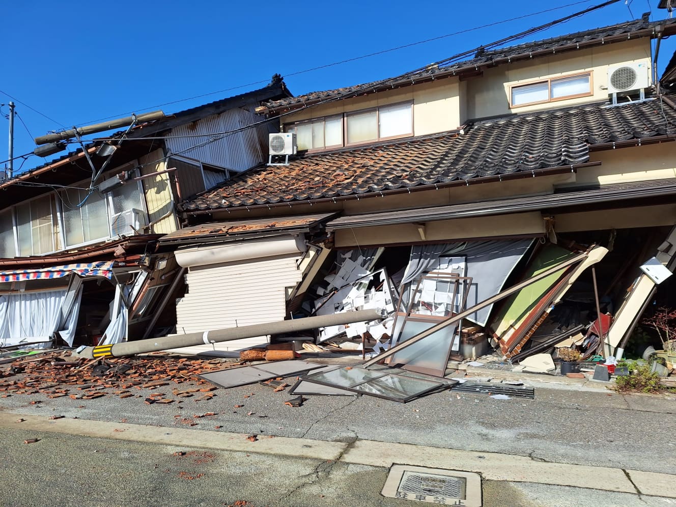 七尾市内では多数の家屋が倒壊
