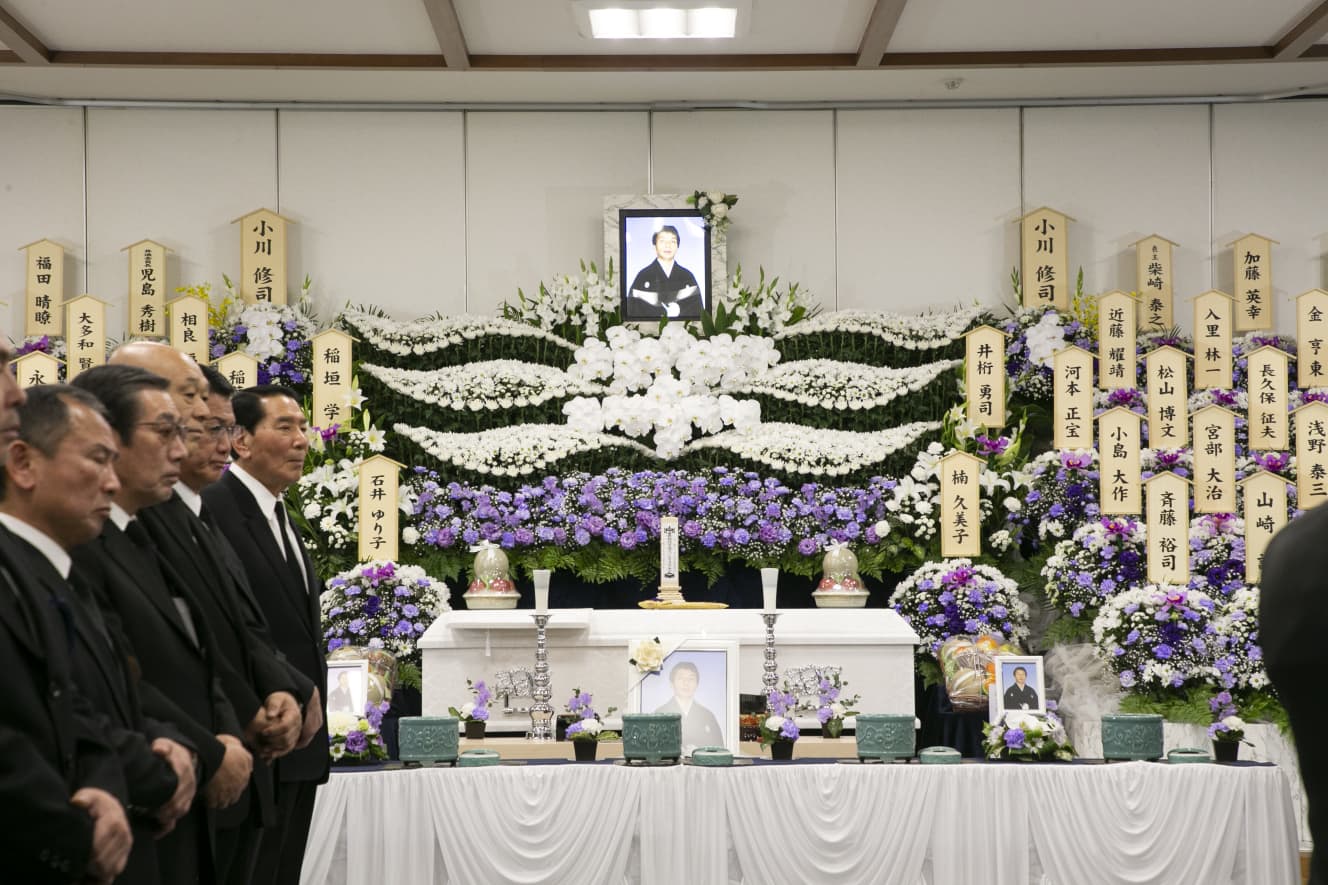 祭壇は豪華に装飾されていた。最上段には住吉会のトップ・小川組長の名前がある