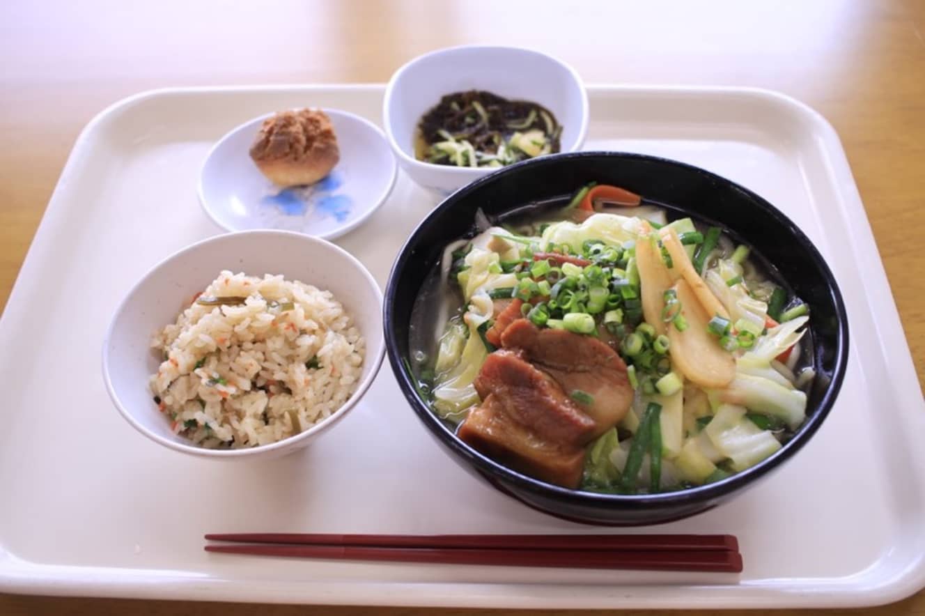 宮古島駐屯地の宮古島そば　昼食にも肉類や野菜がふんだんにある