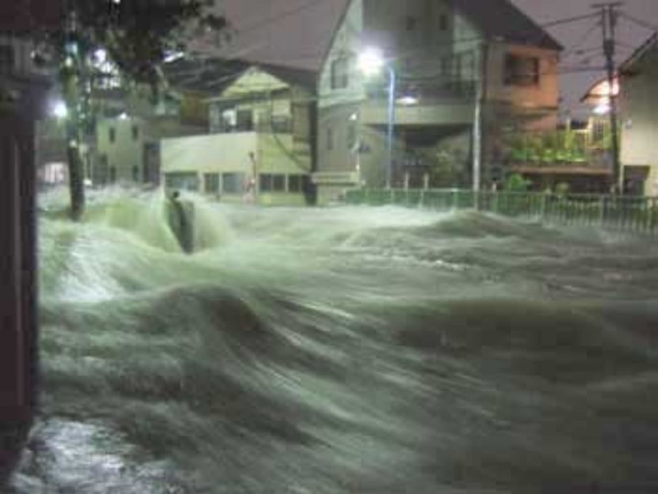 平成17年９月４日集中豪雨、撮影場所は妙正寺川（PHOTO:中野区提供）