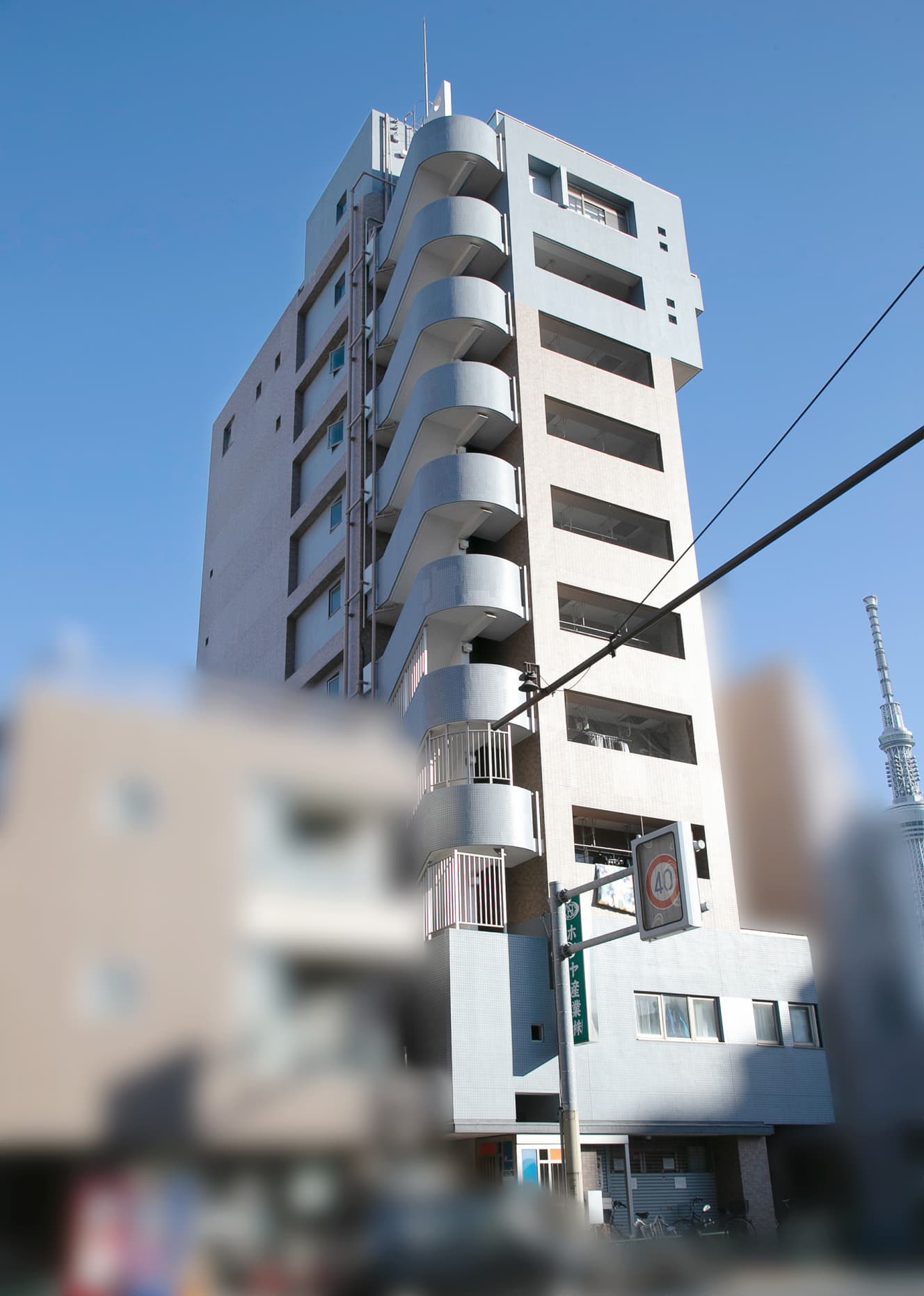 容疑者夫婦が住む自宅マンション。屋上には子供用の遊具のようなものが置かれていた