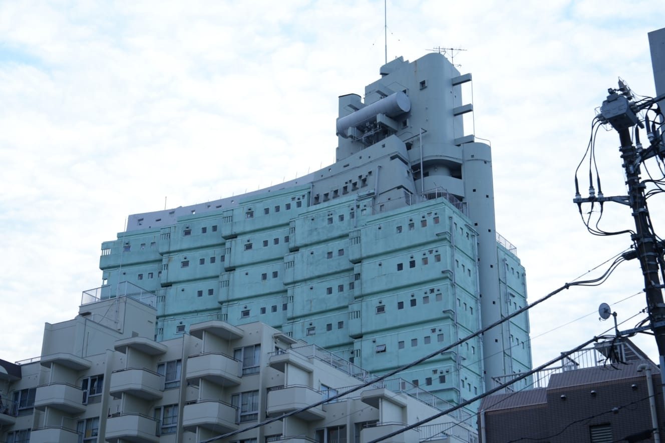 新宿区にある軍艦マンション…近くに住む人によると、すでにほとんど住んでいる人はいないという