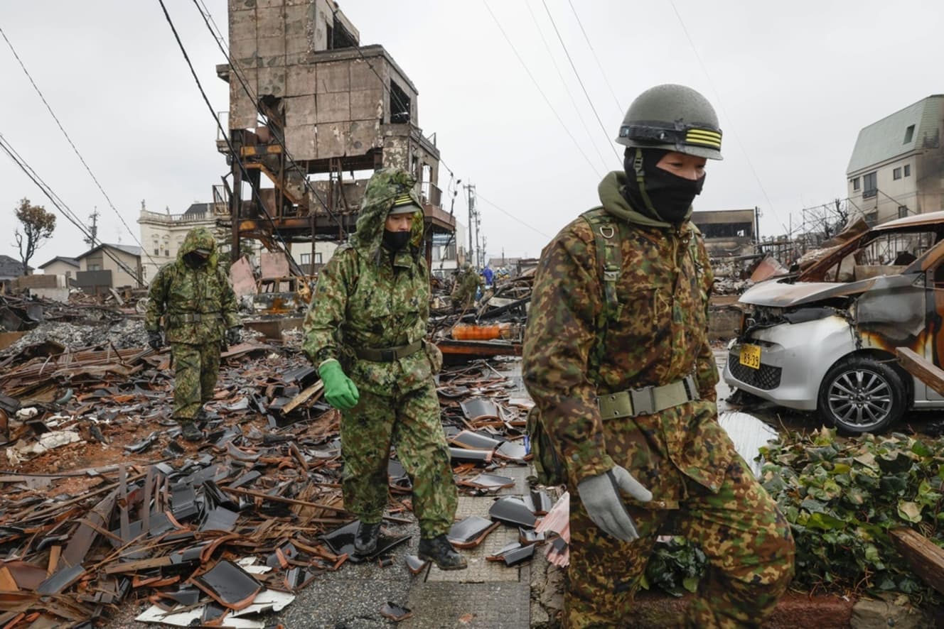 石川・能登半島地震 で全域が焼失した「輪島朝市」で捜索する自衛隊員
