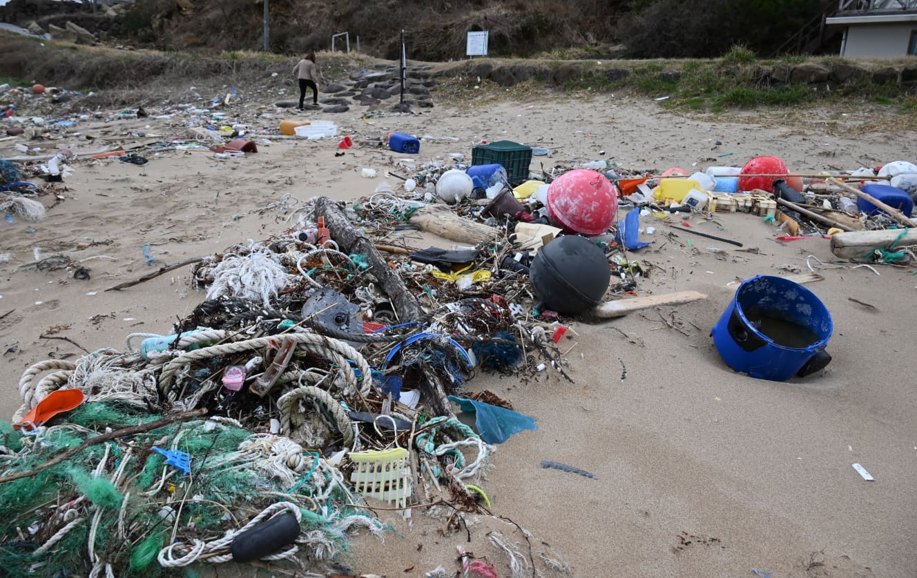 多くの漂流物でゴミだらけとなった「泣き砂の浜」