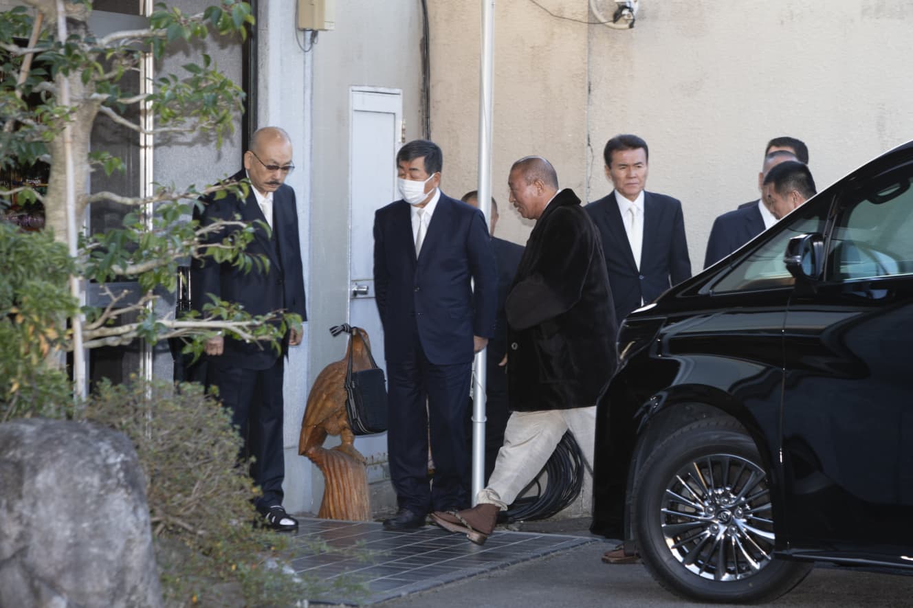 車から降り立った司組長（中央）。髙山若頭（左端）が出迎える