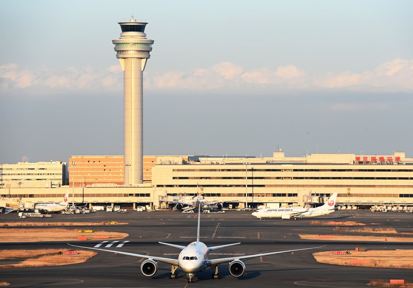 現在の羽田空港の全貌と管制塔。人員が増えないにもかかわらず業務の負担ばかりが増し、現場からは「もう限界」と悲鳴が