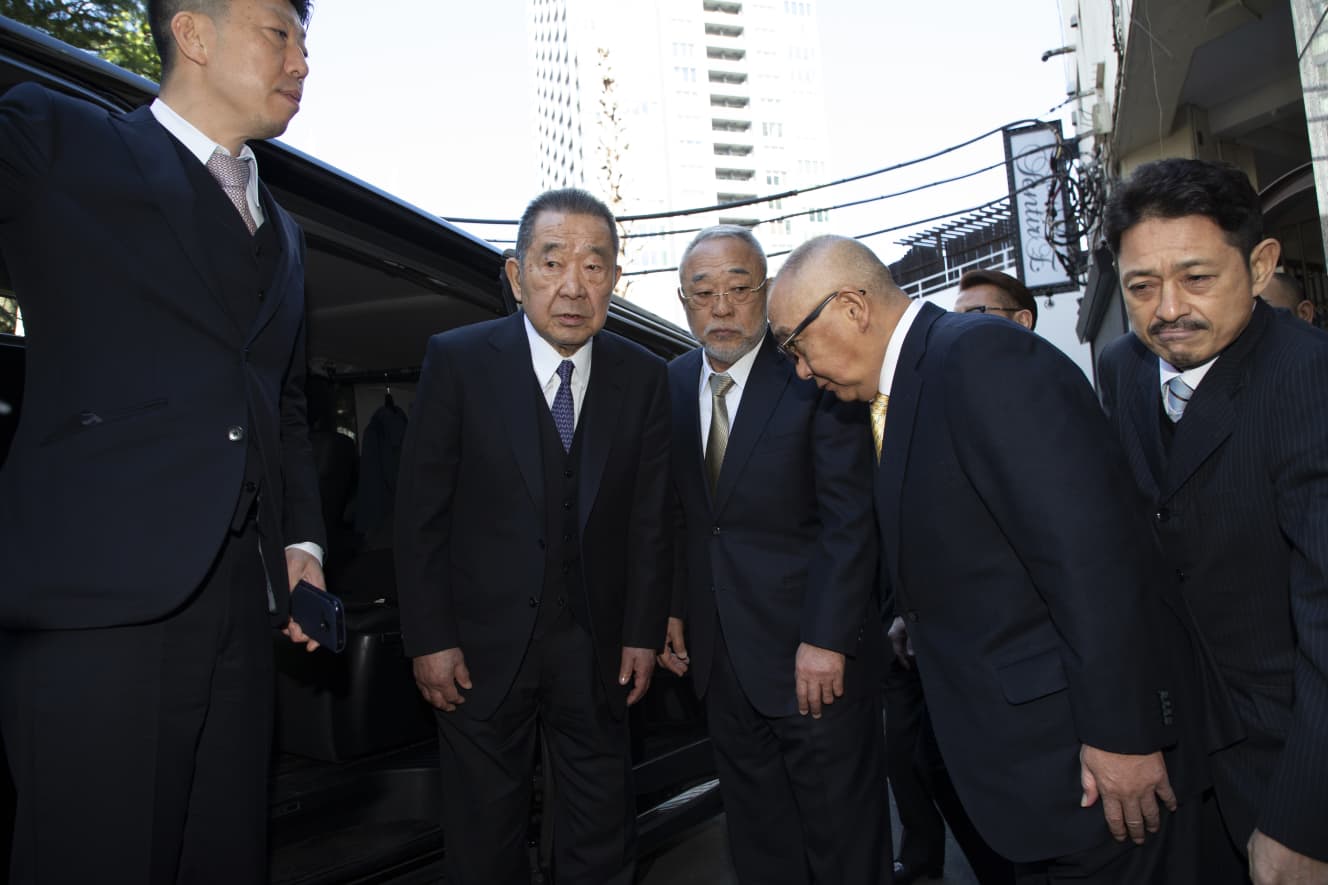 早野会長が見送るなか、送迎車へ乗り込んだ