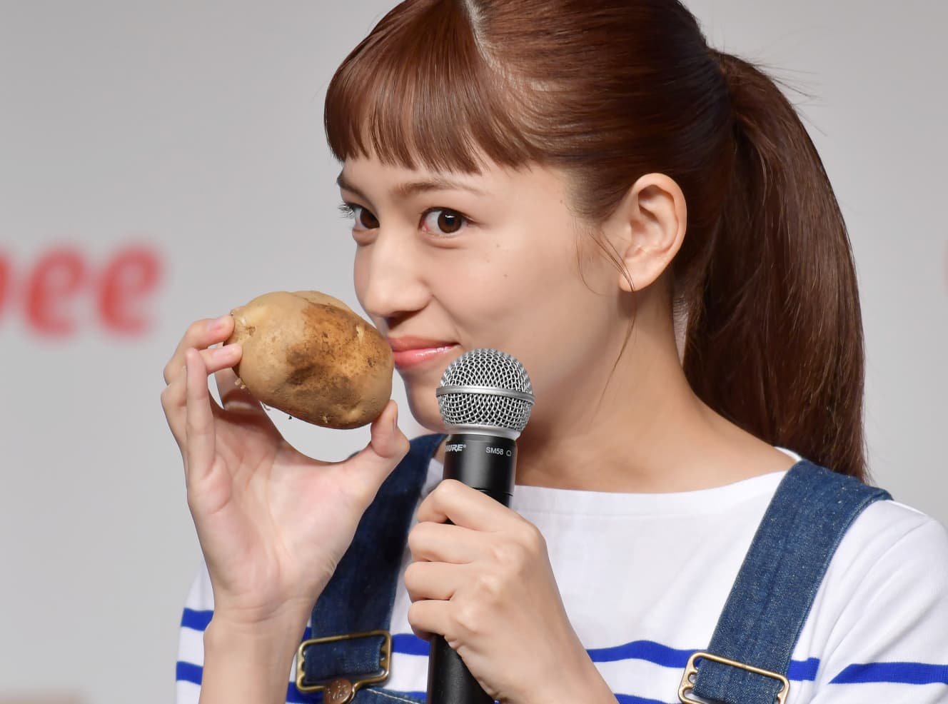 川口春奈（29）はカルビーのポテトチップスのＣＭに出演。「食べたら止まらない」とアピールした