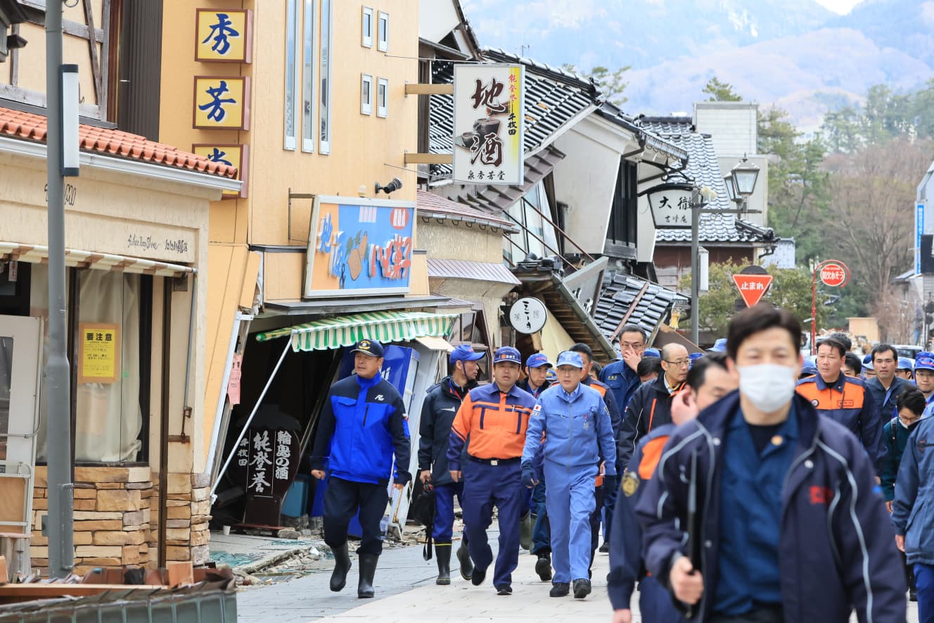 朝市にて倒壊した建物を見て回る岸田総理一行