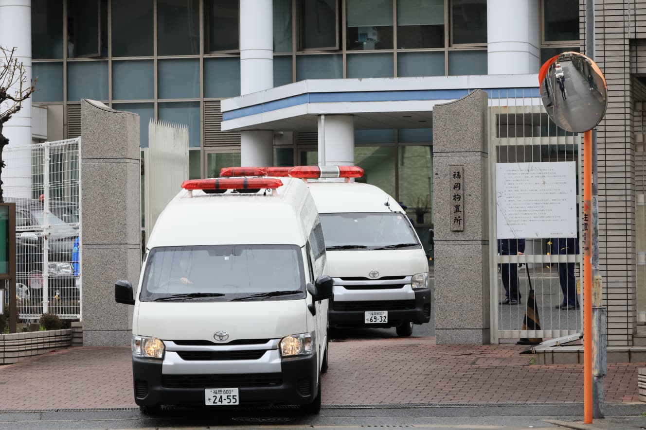 福岡拘置所を出る野村・田上両被告を乗せた護送車。どちらに乗っているのかうかがい知ることはできなかった