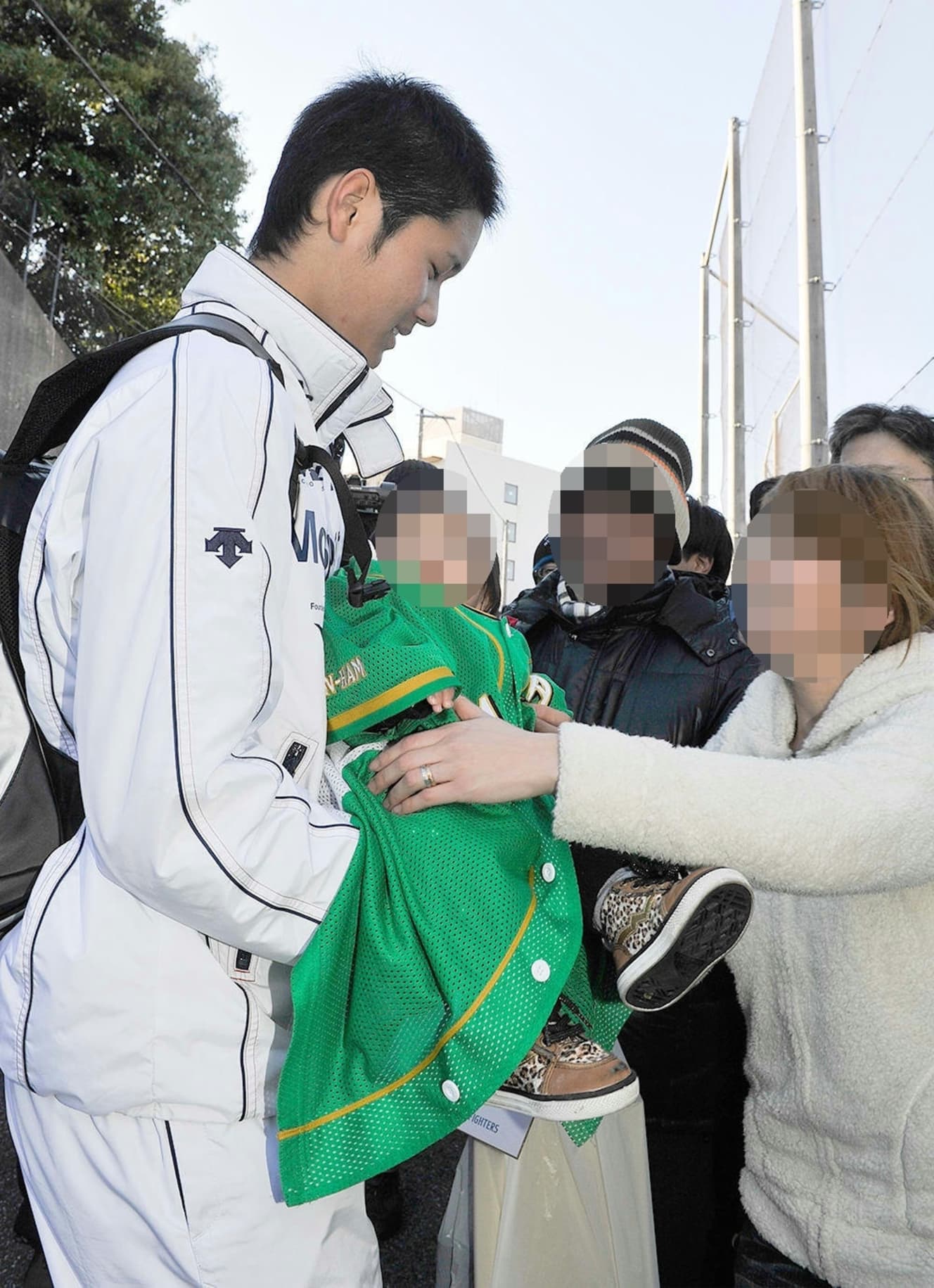 日ハムの２軍施設（千葉県鎌ケ谷市）ではファンにせがまれ赤ちゃんを抱いたことも（写真は一部加工しています）