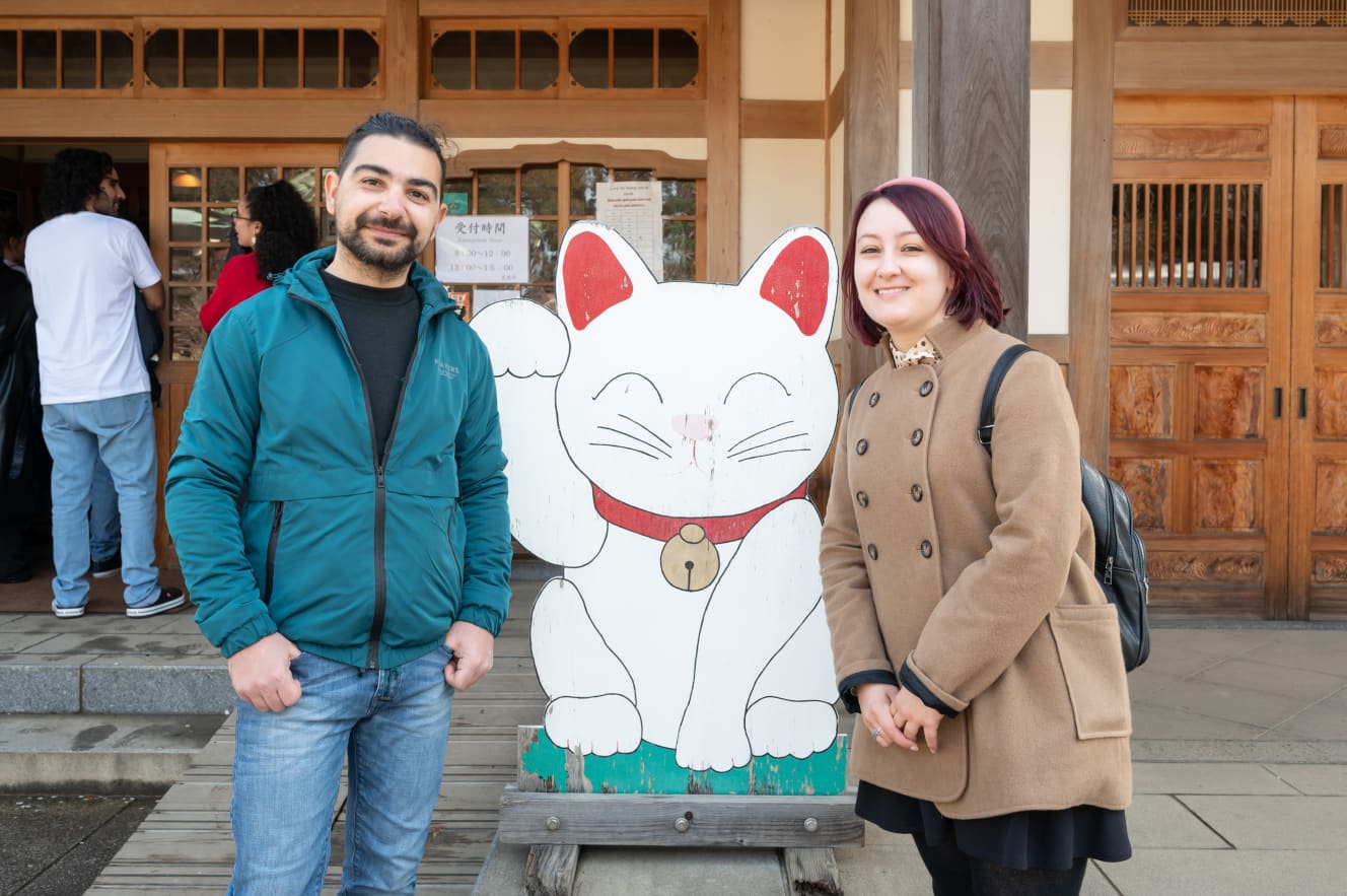 ’22年に来日したときも豪徳寺を訪れ、再び訪れたイタリア人のカップル。「静かで、落ち着いたお寺の雰囲気が好きなんです。前来たときに買った招き猫は、キッチンに飾っています」