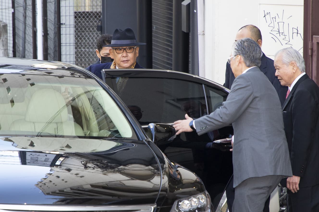 鋭い視線を送る早野会長。そのまま都内へと消えていった