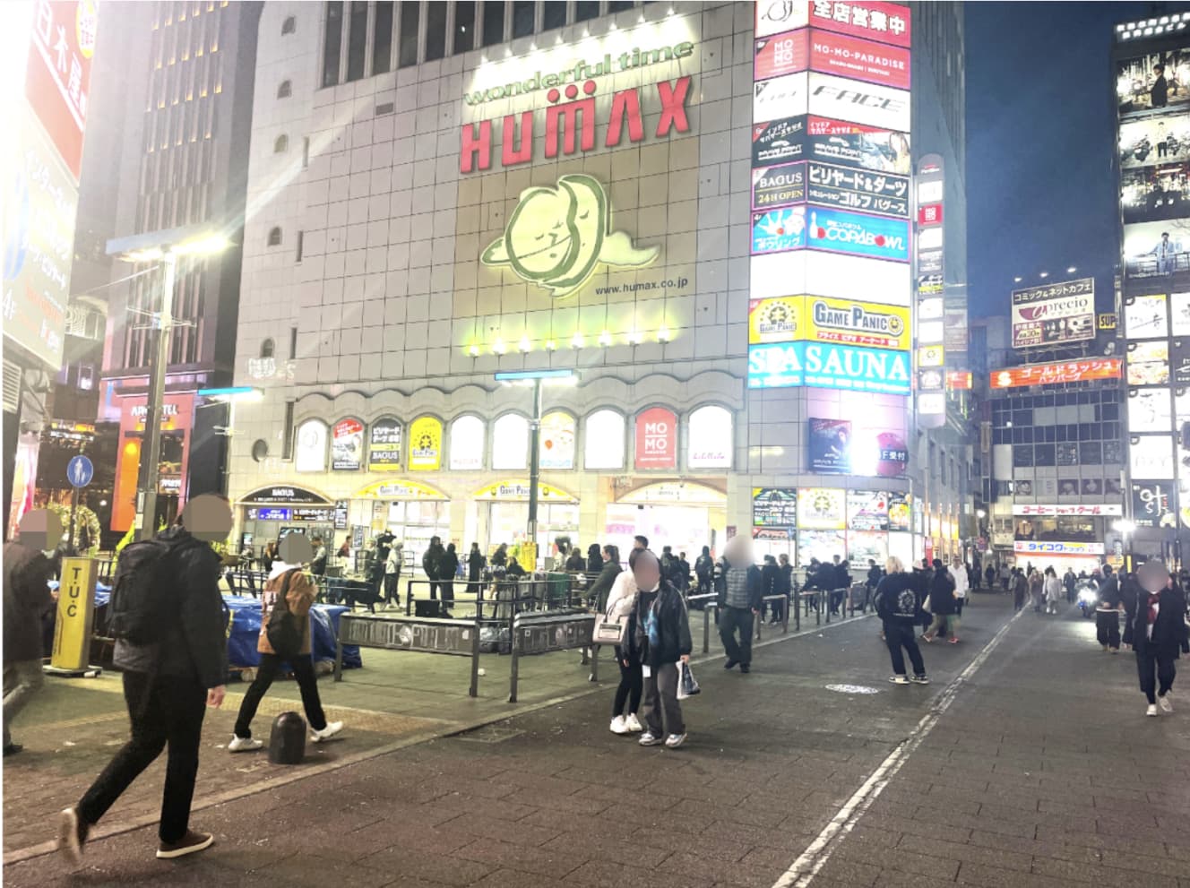 トー横は若者やインバウンド客、物見遊山の野次馬ら様々な人種が集う混沌とした場所となっている