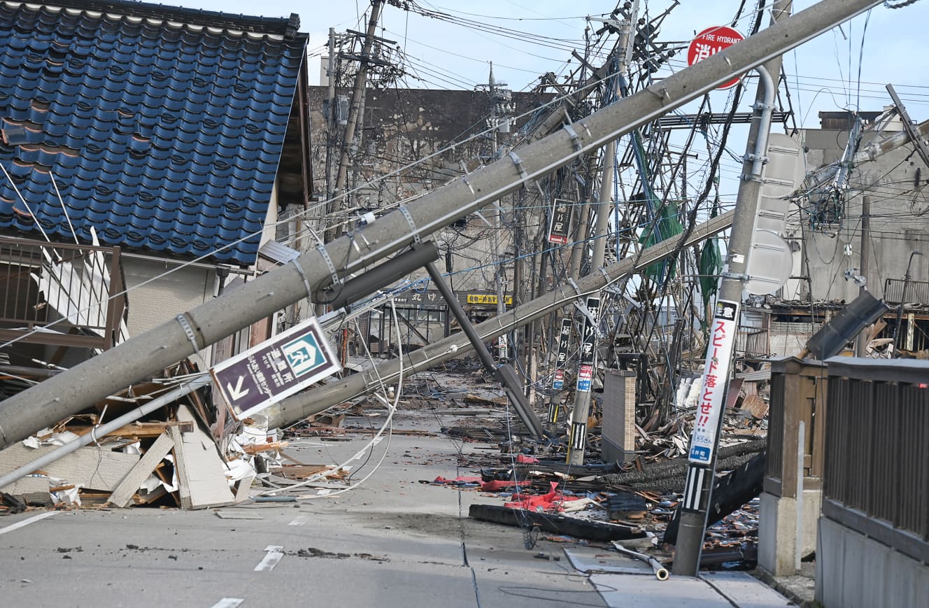 今年１月に起きた能登半島地震では倒れた電柱や倒壊した家屋などが道路を遮断。救急隊の行く手を阻むこととなった