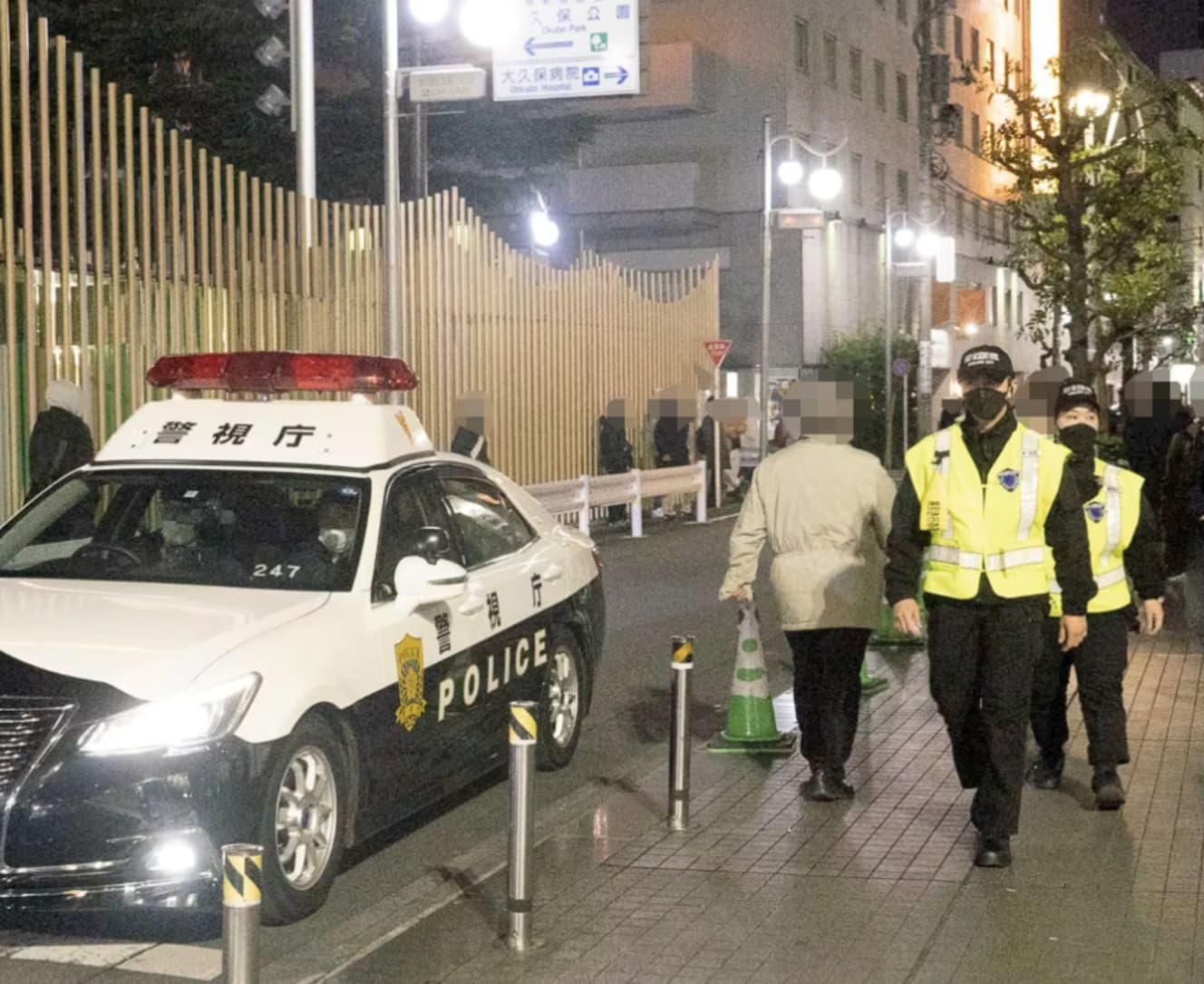 昨年２月の大久保公園付近の様子。警視庁のパトカーや警備員が巡回にあたっていた