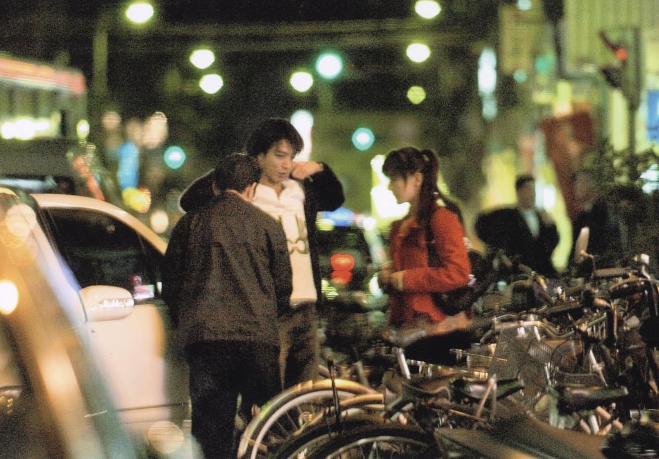 ’04年２月下旬、大阪・鶴橋のふぐ料理店で夕食を終えた後の大地（右）と赤坂（’04年３月26日号）