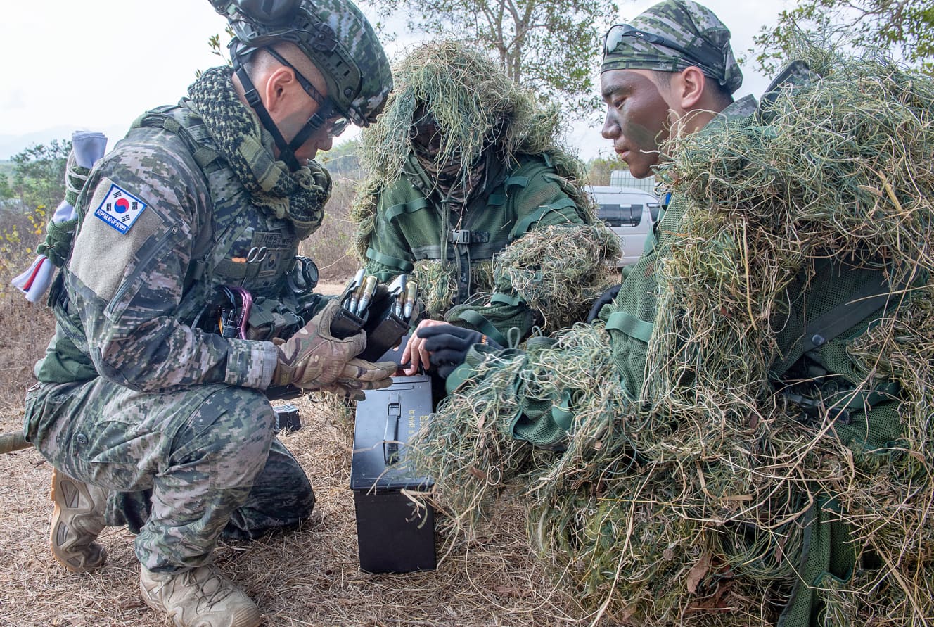 銃弾を込める韓国軍の兵士たち。東南アジア独特の地形と気候を利用できるため、演習としての価値は高い