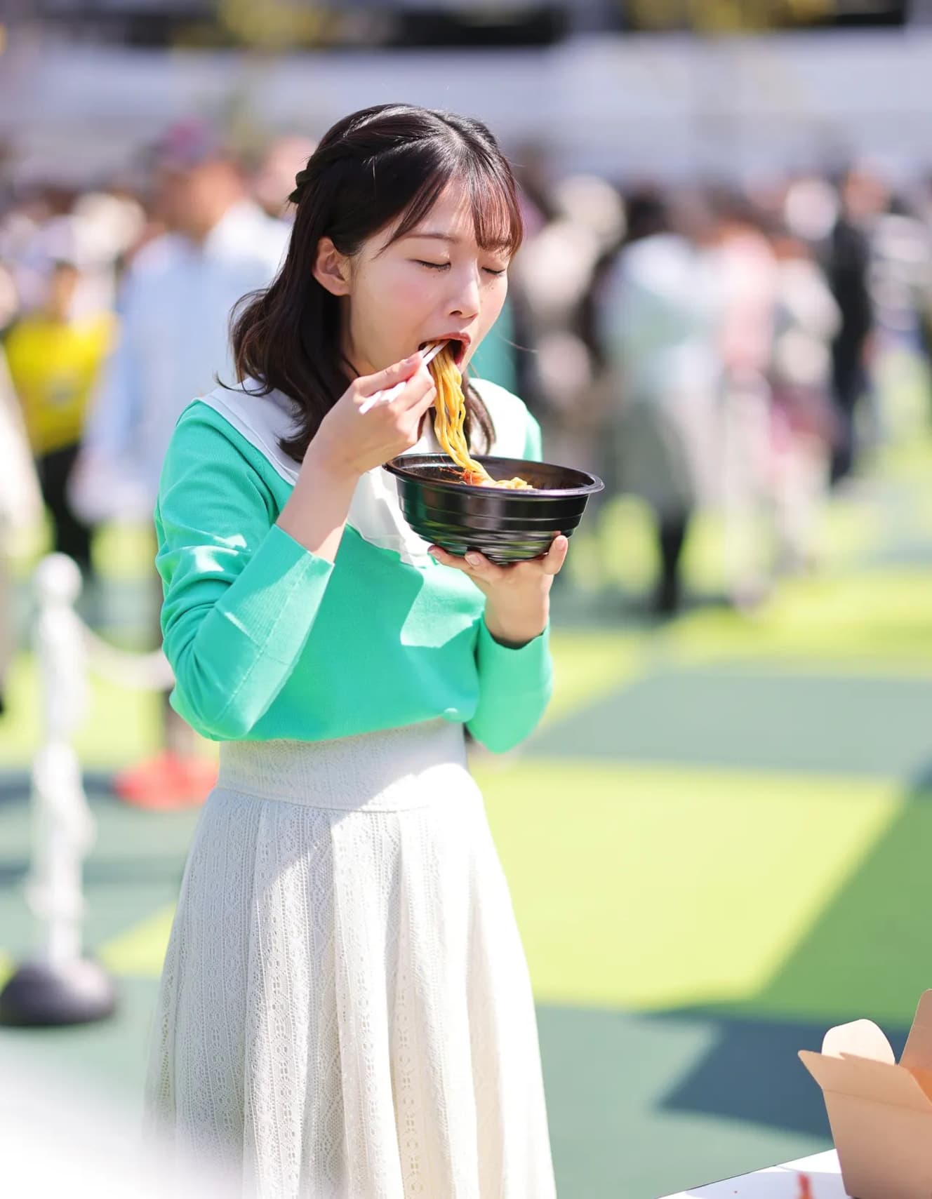 スープを飲み込むと目をつぶってご満悦の表情。一人でラーメン店に並ぶほどのラーメン好きだという