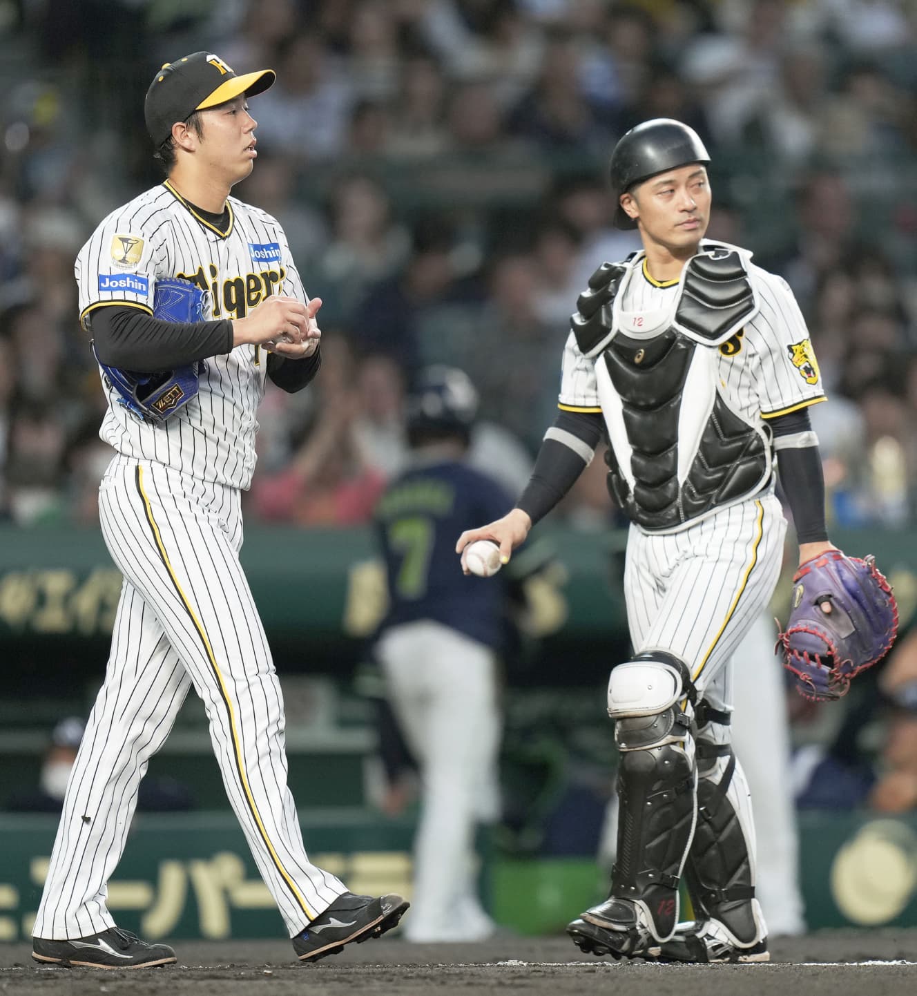 左：青柳晃洋　２年連続となる開幕投手を拝命するも、役割を果たせず。好調でなくても大崩れせずに試合を作る安定感はさすが　右：坂本誠志郎