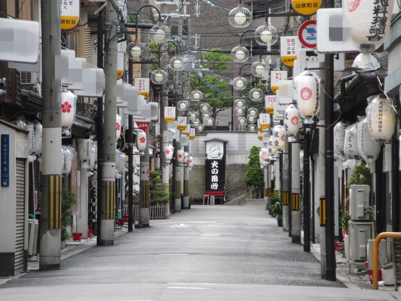 メイン通り「時計台より」。つきあたりに時計台休憩所が見える