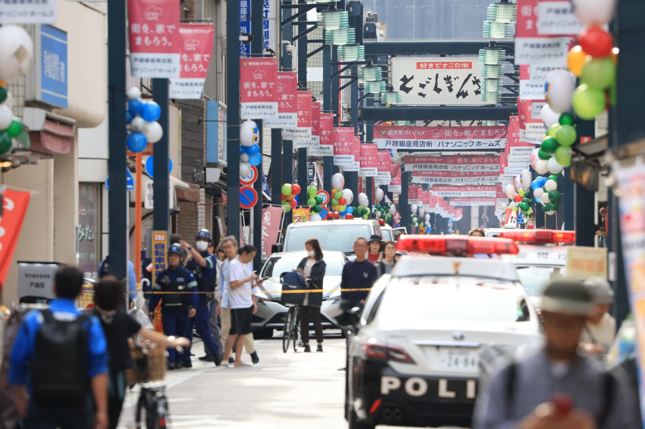 戸越銀座商店街は規制線が張られ、警察車両が多数駐車しており買い物に訪れた住民は困惑していた