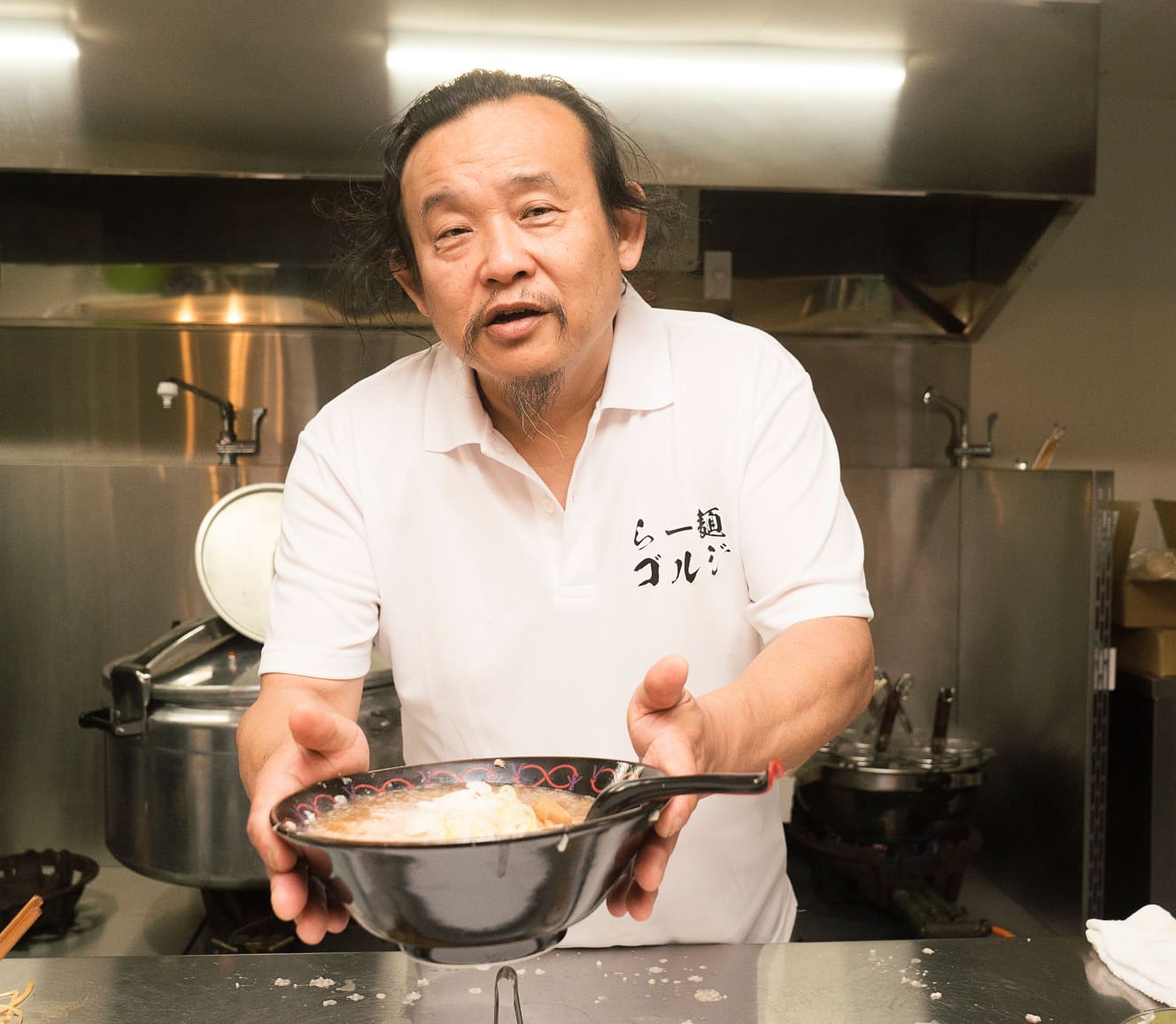 仕上げに背脂をチャッチャとかけて提供された一杯。店舗にはペットを預けるためのケージも用意されている