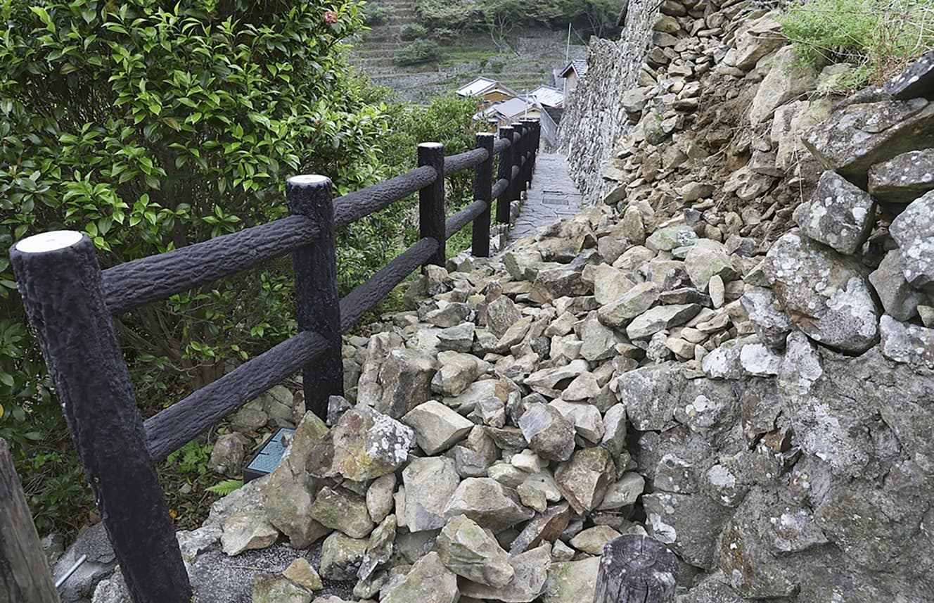 ４月17日に起きた地震では愛媛県愛南町の石垣が崩落
