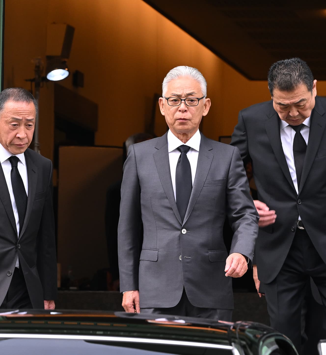 内堀和也 六代目稲川会 会長　斎場に現れた内堀会長。緊張がピークに達する中、住吉会幹部らが「ご苦労様です」と声をかけて出迎えた